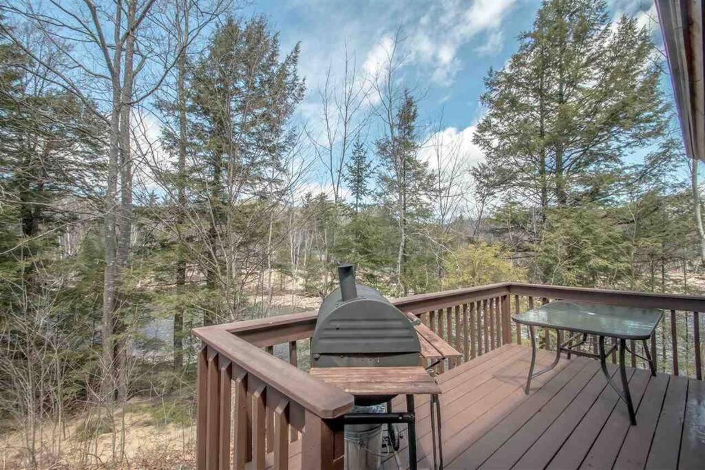 Апартаменты Relaxing Riverside Retreat - Storyland, Attitash, North Conway Бартлетт Экстерьер фото